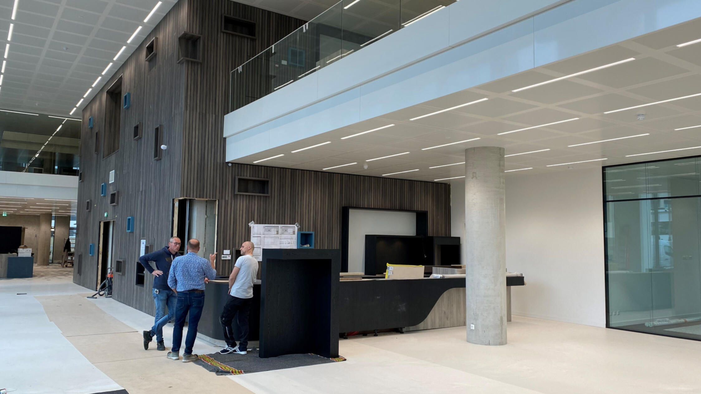 BOLD lobby with visitors at desk