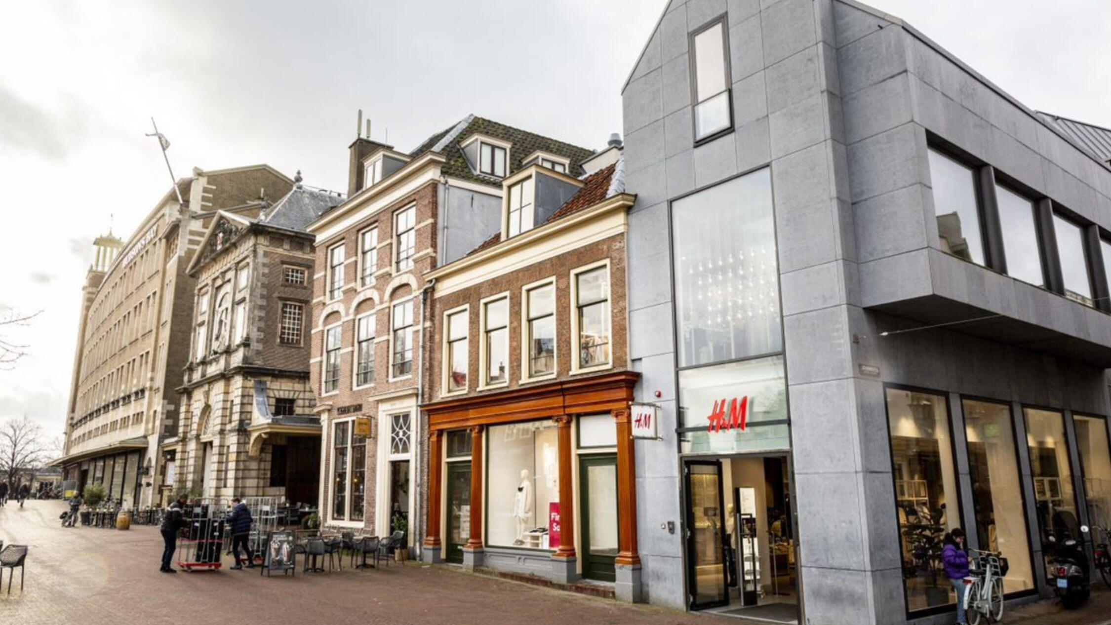 Catharinasteeg exterior facade with pedestrians on street