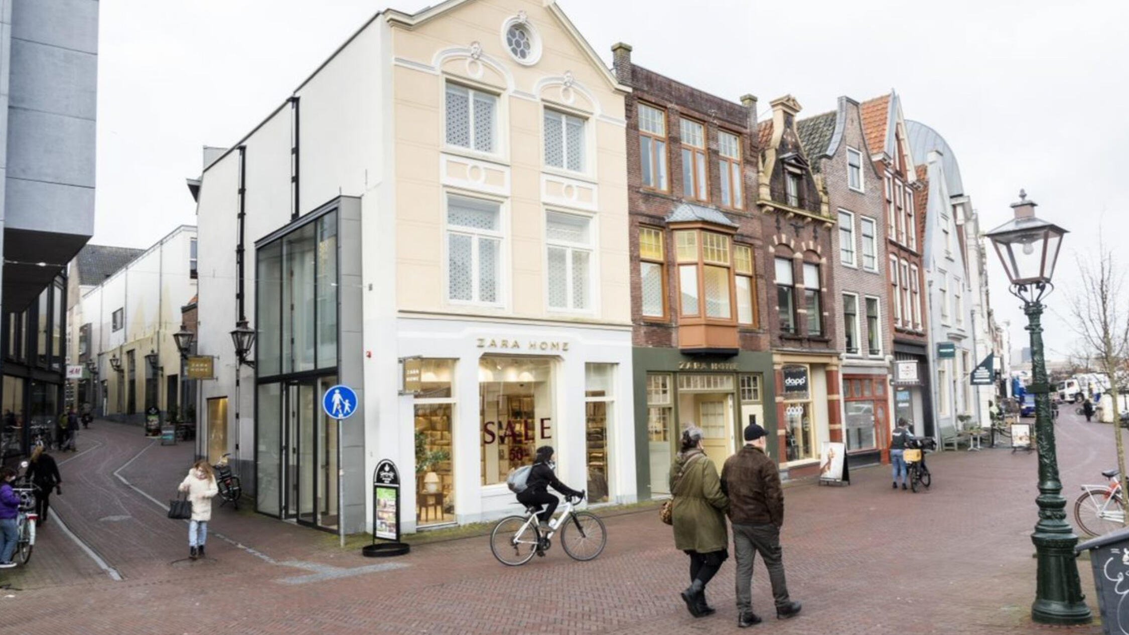 Catharinasteeg exterior facade with pedestrians and bicyclist on street