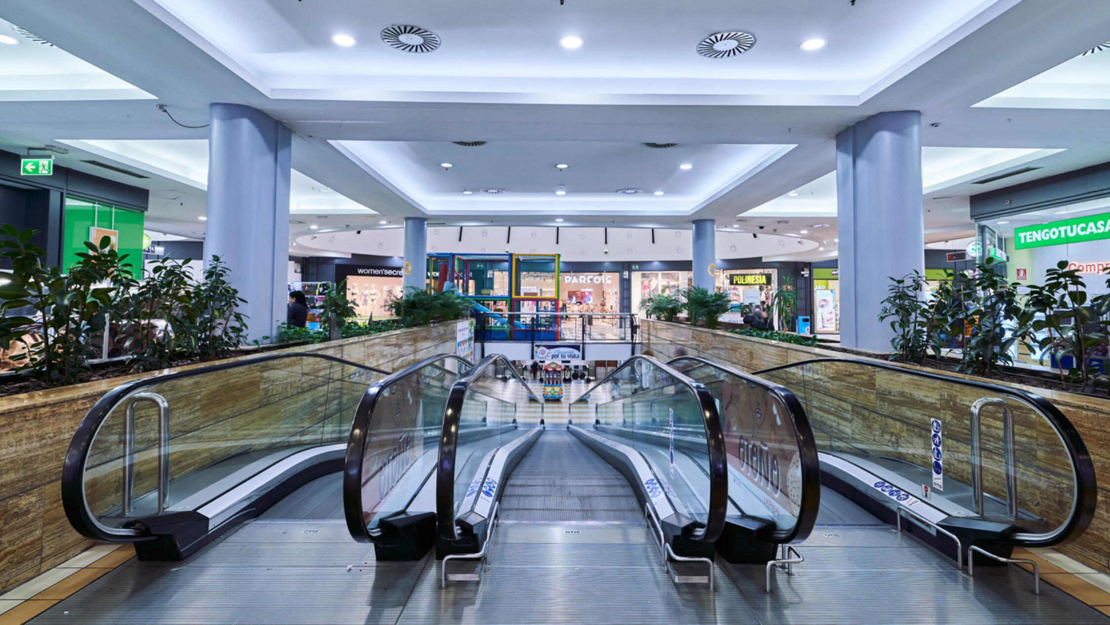 Las Rosas interior with escalators