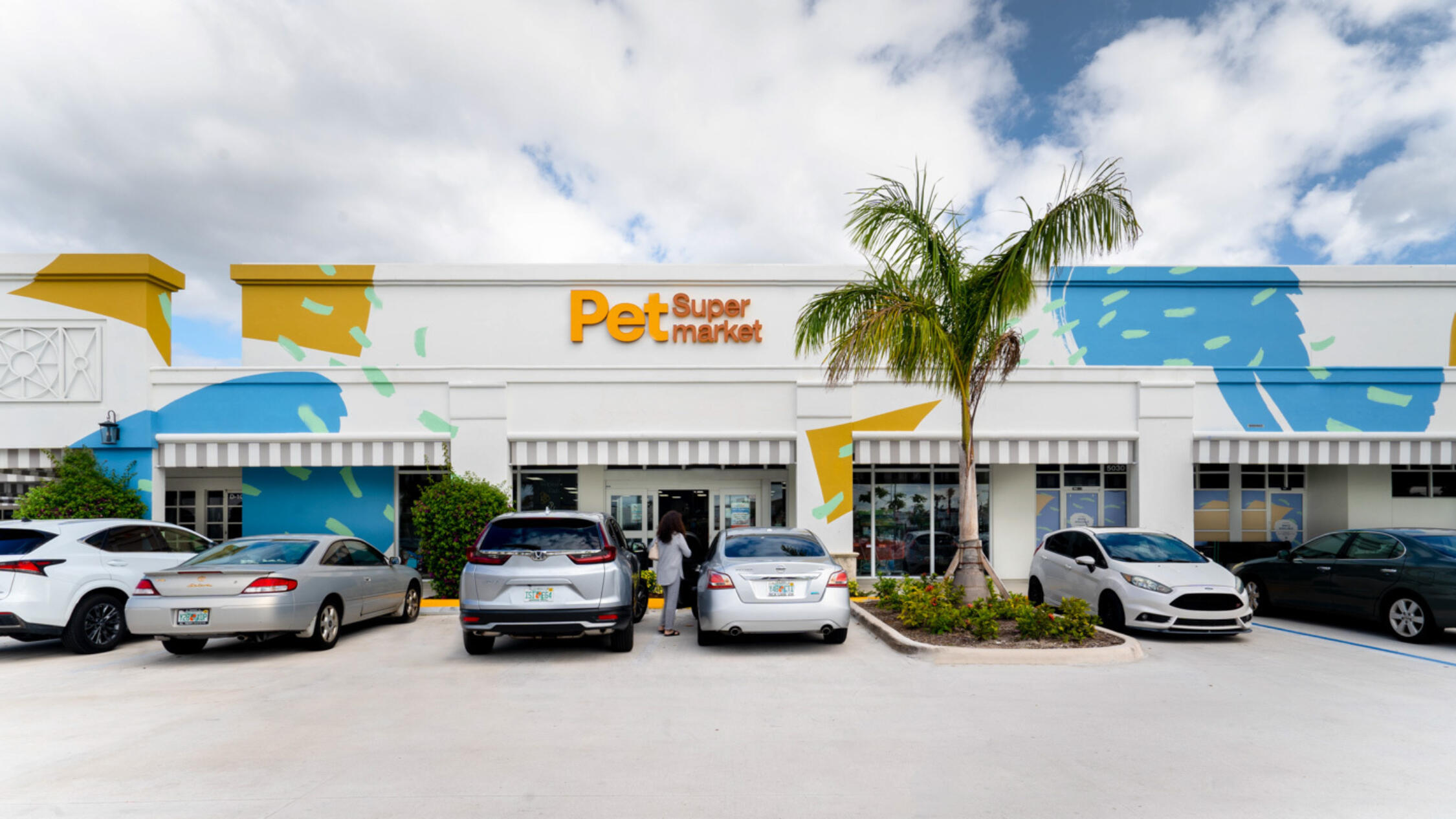 Pet Supermarket store facade at Polo Club Shops, with cars parked in spaces in front