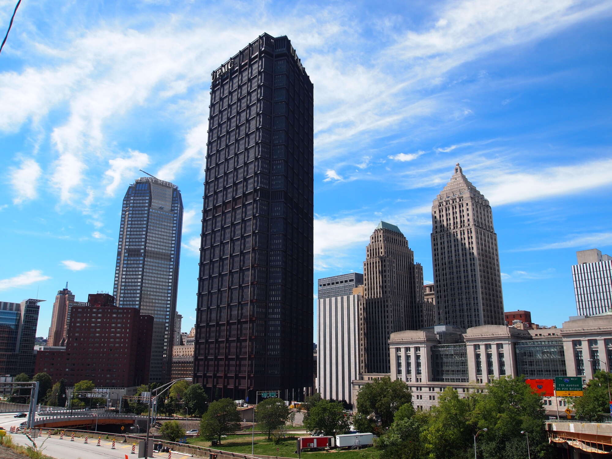 Philadelphia skyline at day with the U.S. Steel Tower in the foreground