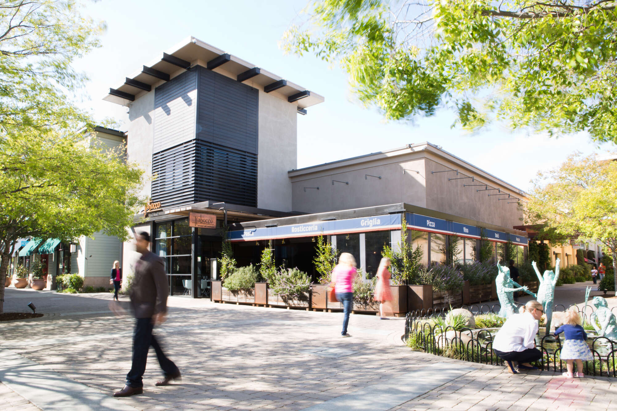 Alameda South Shore Center common area with restaurant and guests in courtyard