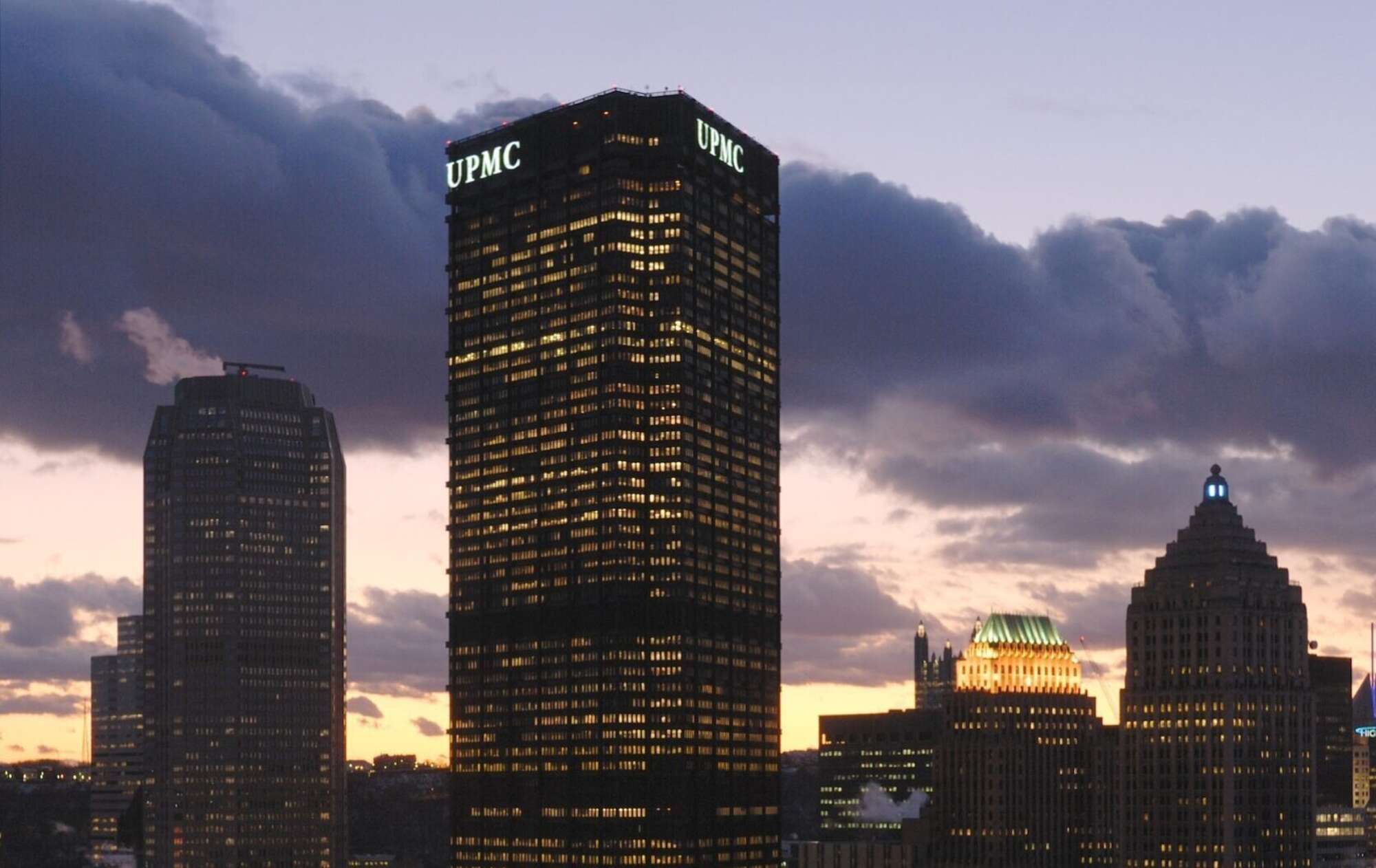 The Philadelphia skyline at sunset with The U.S. Steel Tower in the foreground