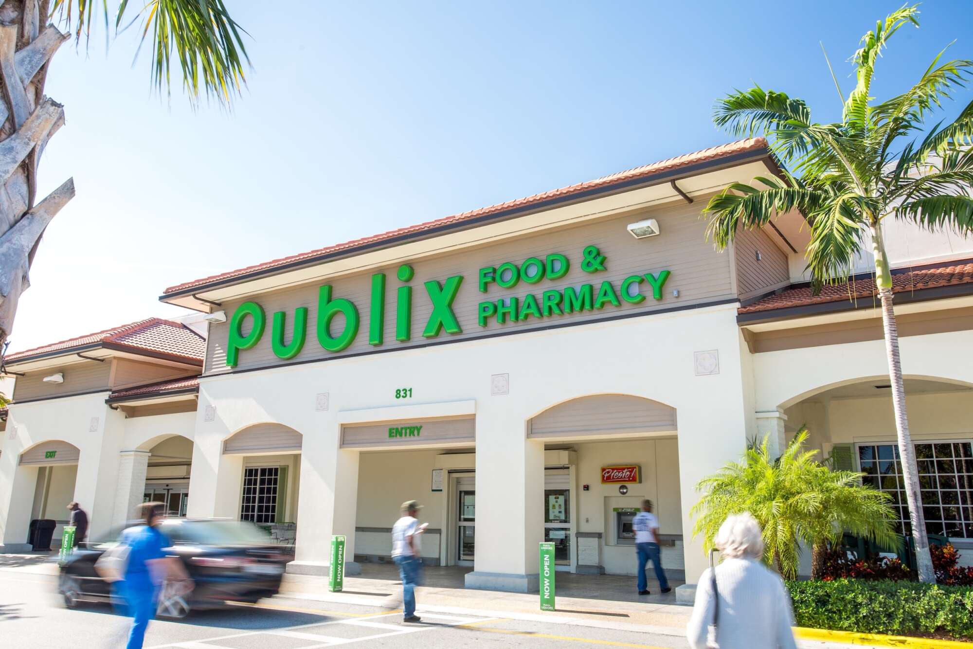 Exterior street level view of Publix grocery store at Village Commons