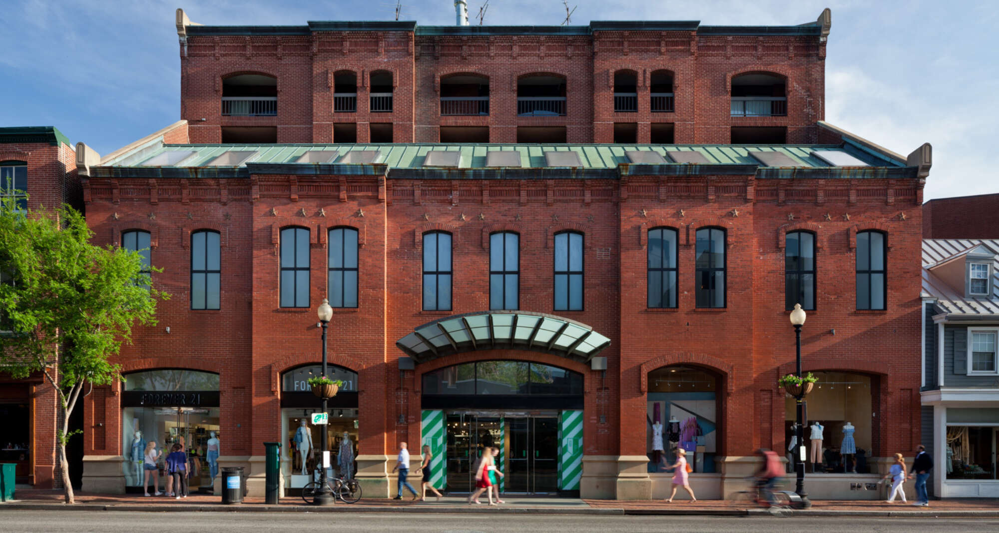 Georgetown Park façade with pedestrians on sidewalk